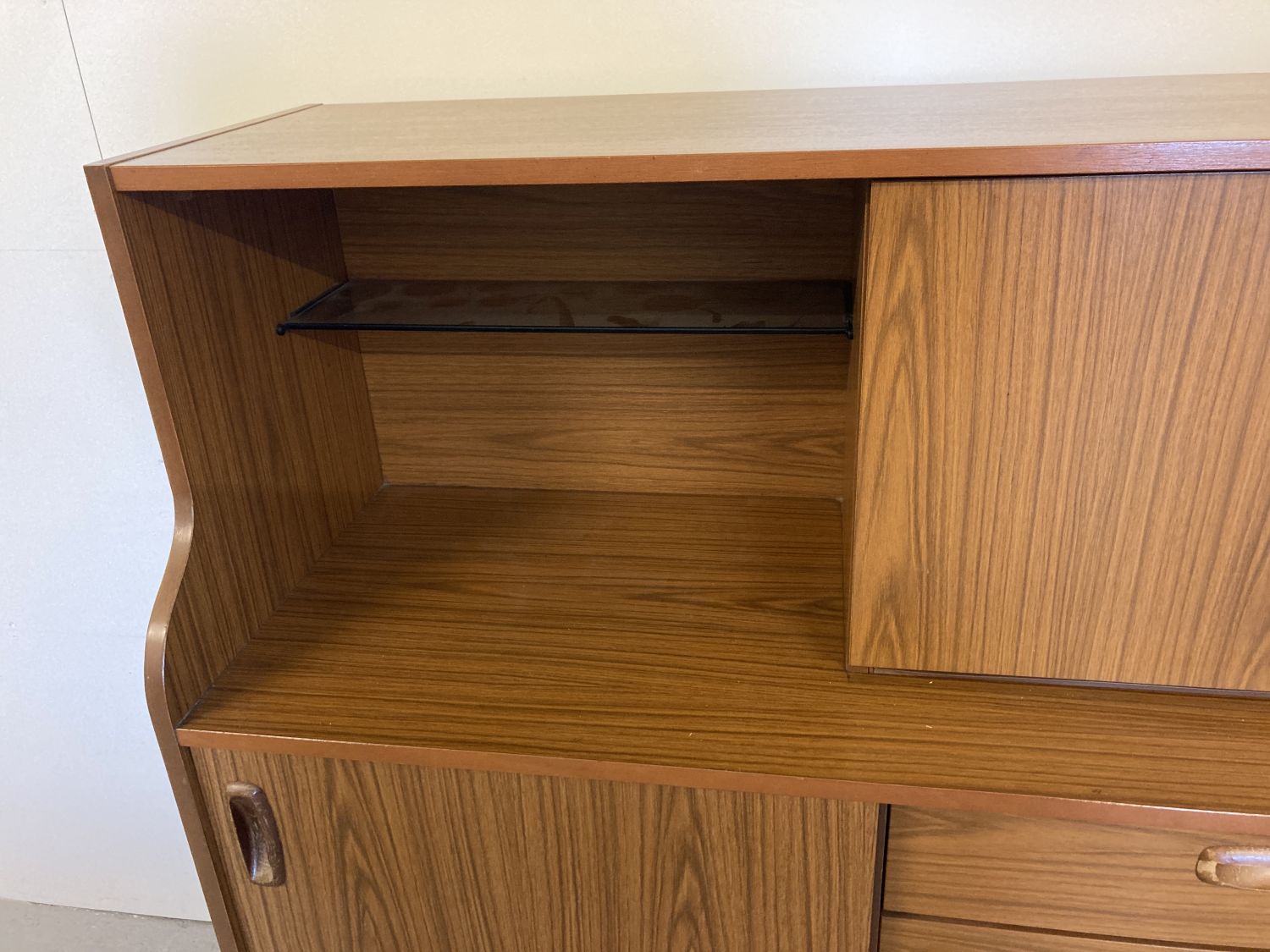 A vintage mid century Schreiber teak sideboard with sliding doors, drawers and glass shelves. - Image 5 of 6