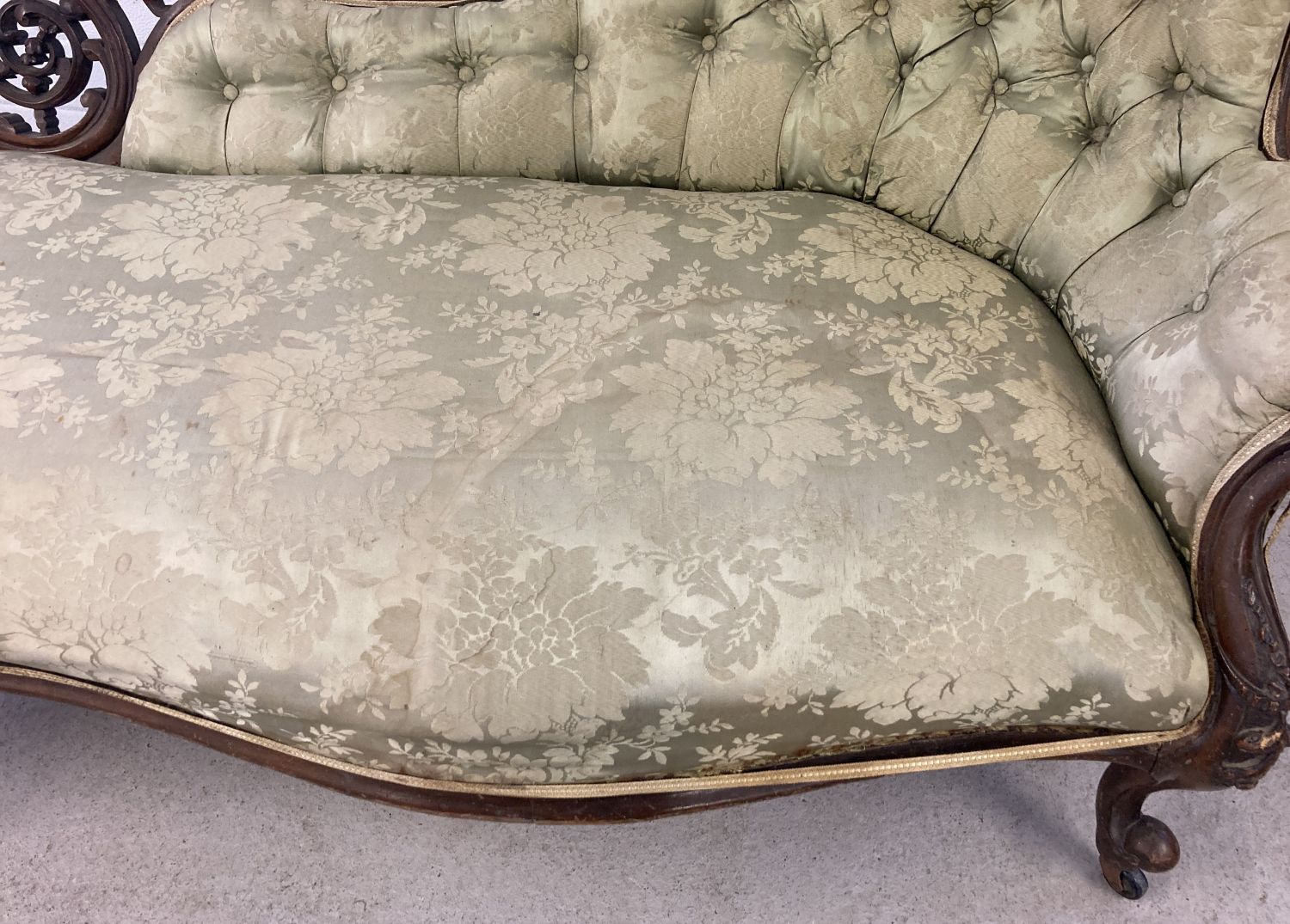 A Victorian walnut framed chaise lounge with green damask style upholstery and button back detail. - Image 9 of 11