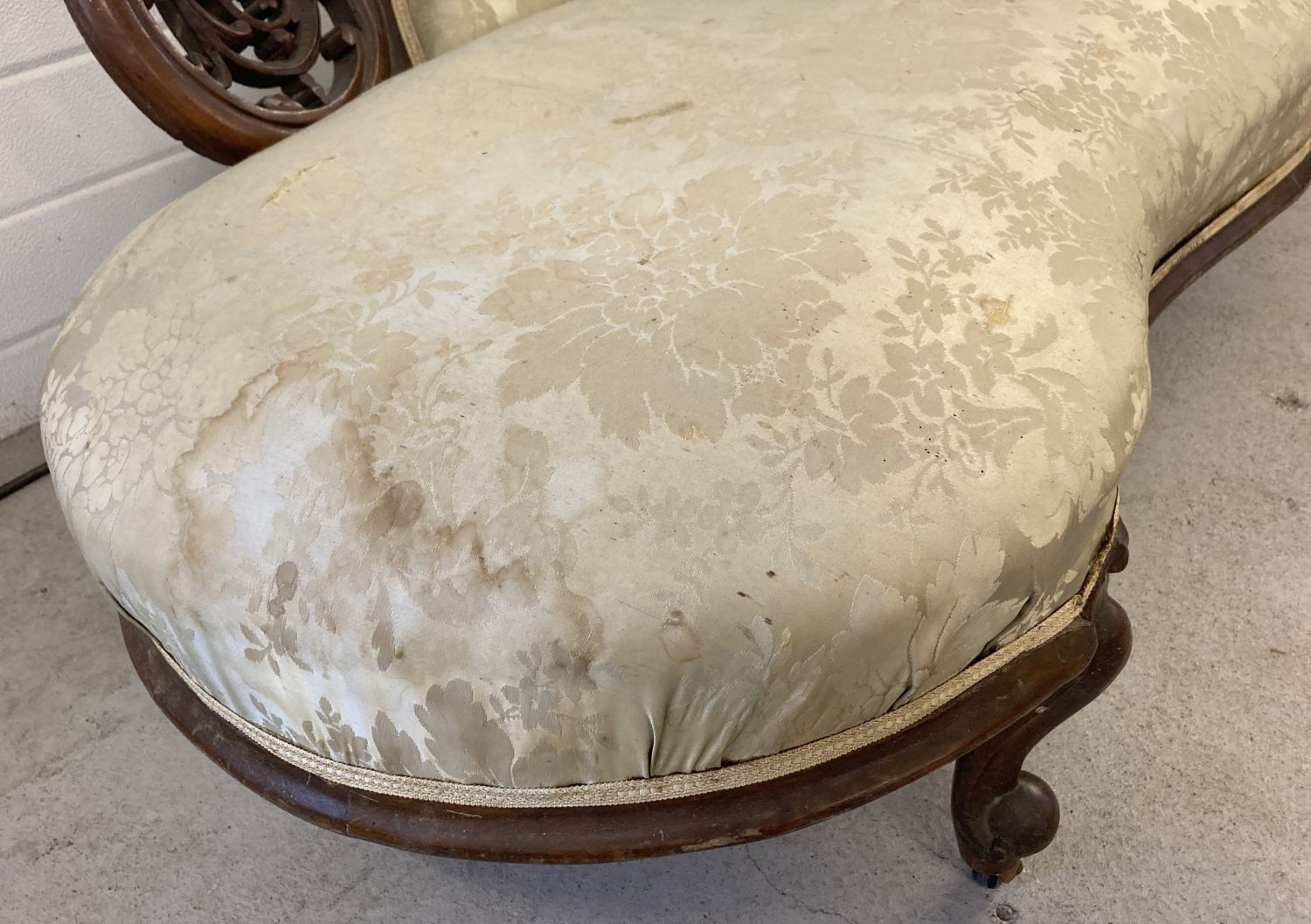 A Victorian walnut framed chaise lounge with green damask style upholstery and button back detail. - Image 10 of 11