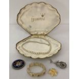 A small collection of vintage jewellery to include brooches.