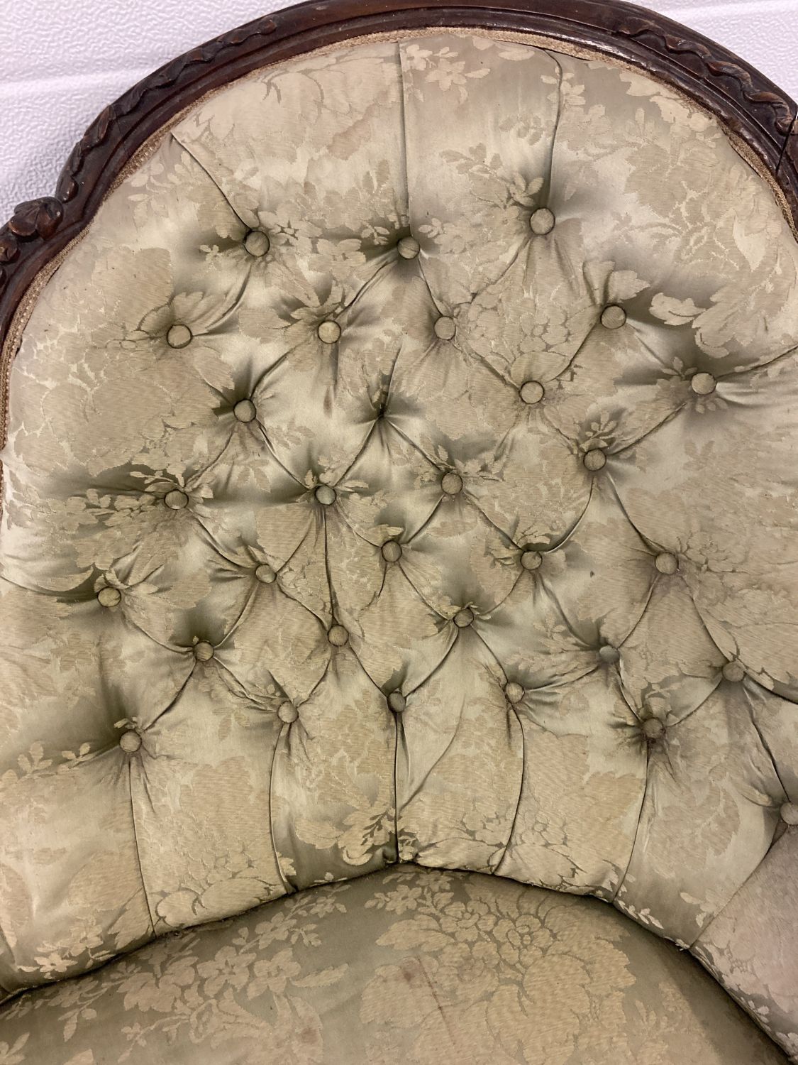 A Victorian walnut framed chaise lounge with green damask style upholstery and button back detail. - Image 7 of 11