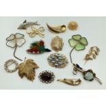 15 vintage brooches and scarf clips to include stone, faux pearl and shell set. In varying designs