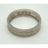 An 18ct white gold 4mm patterned wedding band. Full hallmarks to inside of band. Total weight