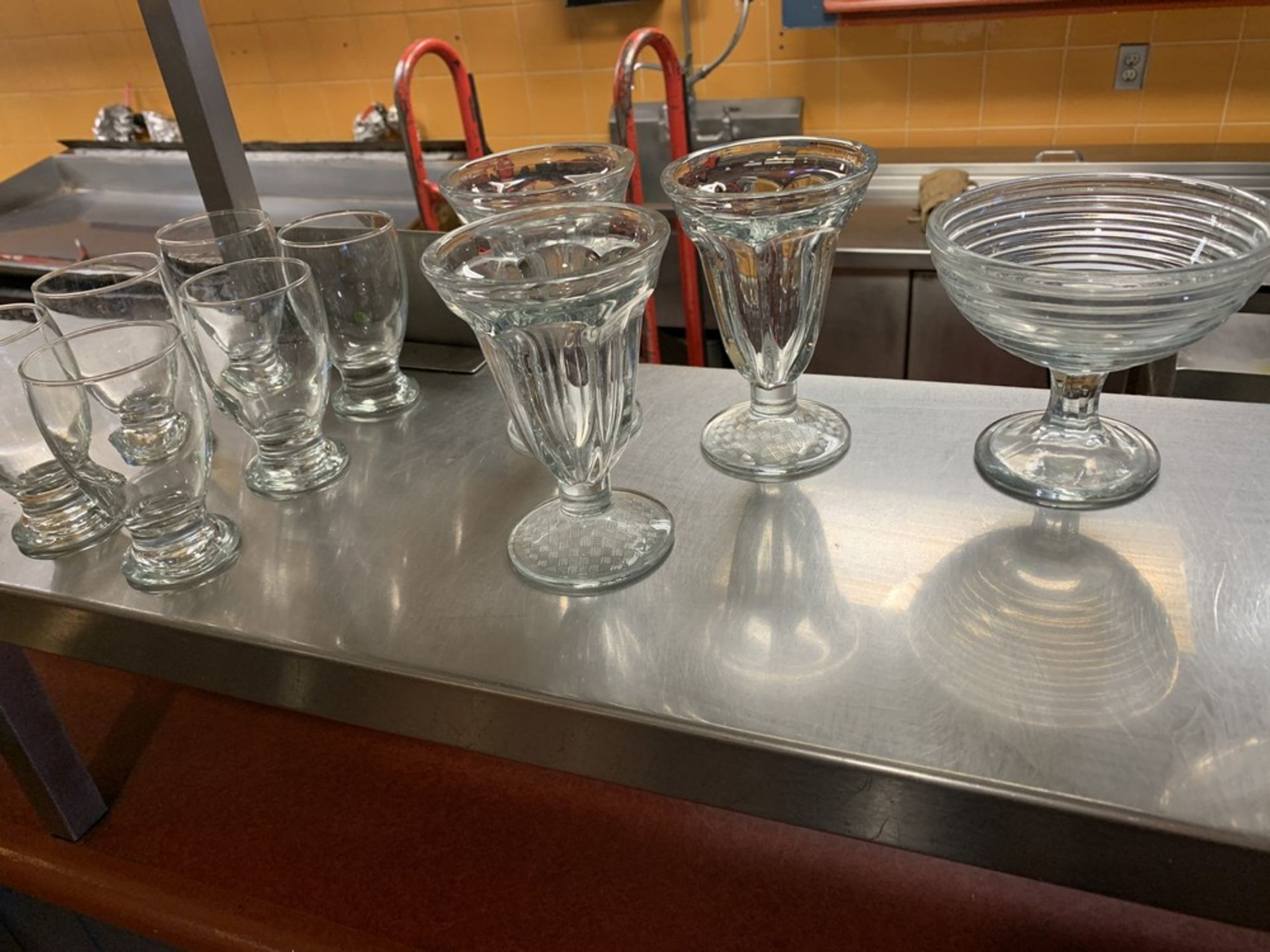 Lot de 21 verres variés - Image 2 of 2