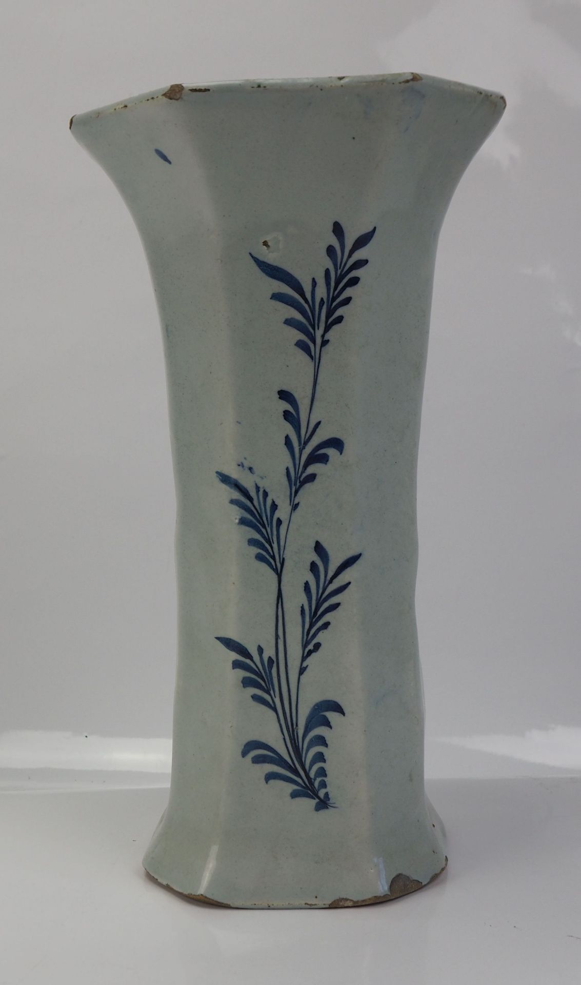 Fayence: Achteckige Vase. - Bild 3 aus 4