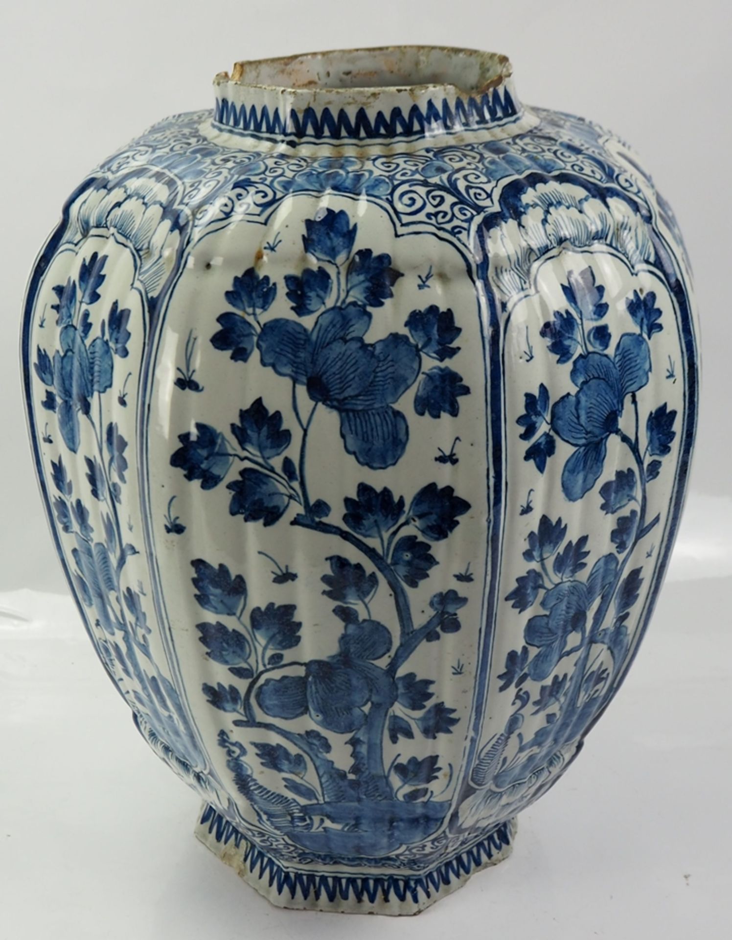 Große oktogonale Vase.