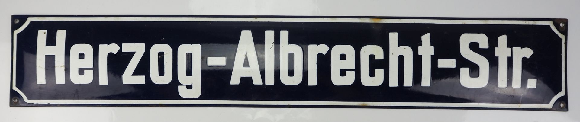 Herzog Albrecht Str. - Straßenschild.