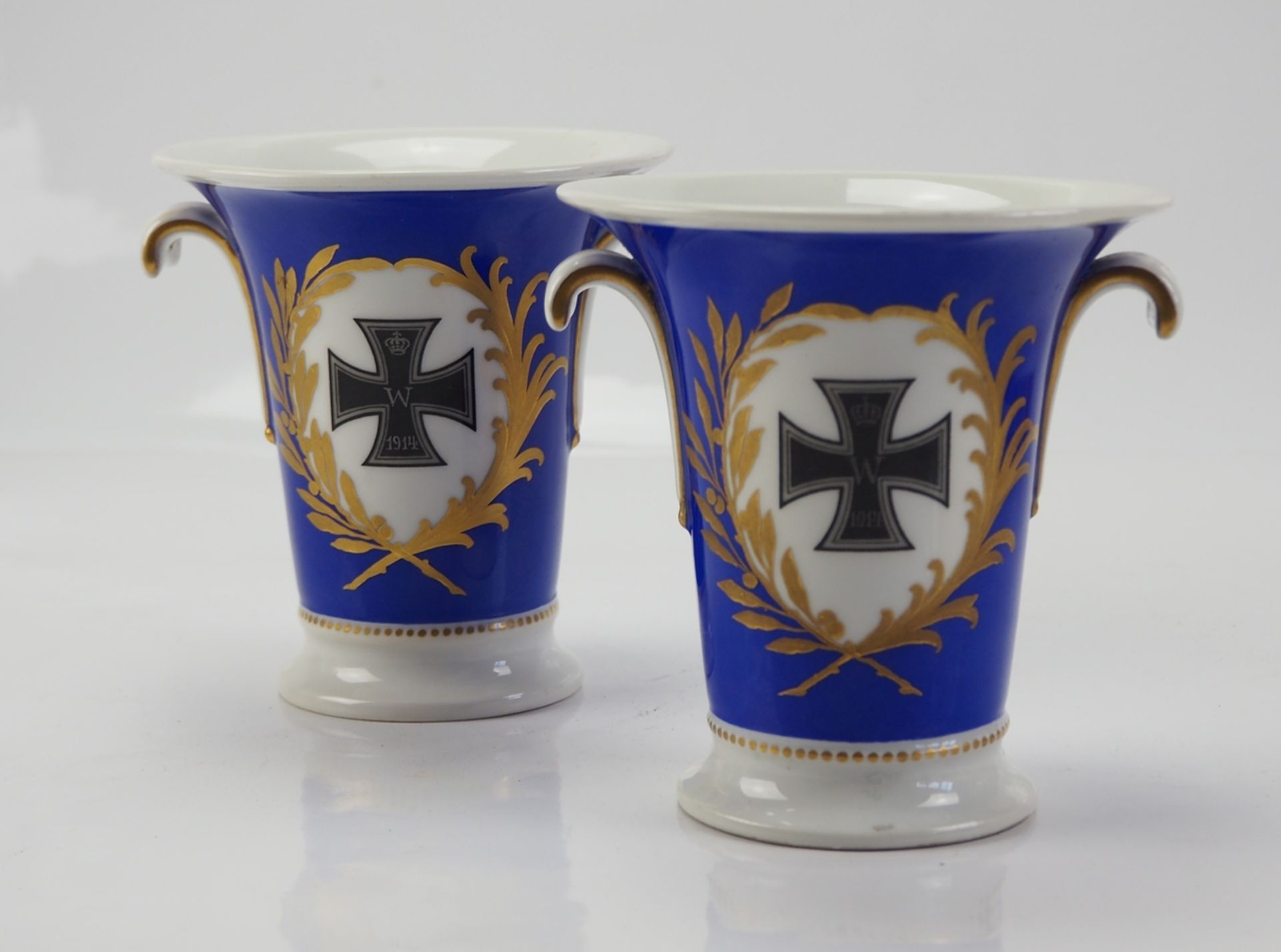 KPM: Kobaltblaues Vasenpaar mit Eisernem Kreuz.