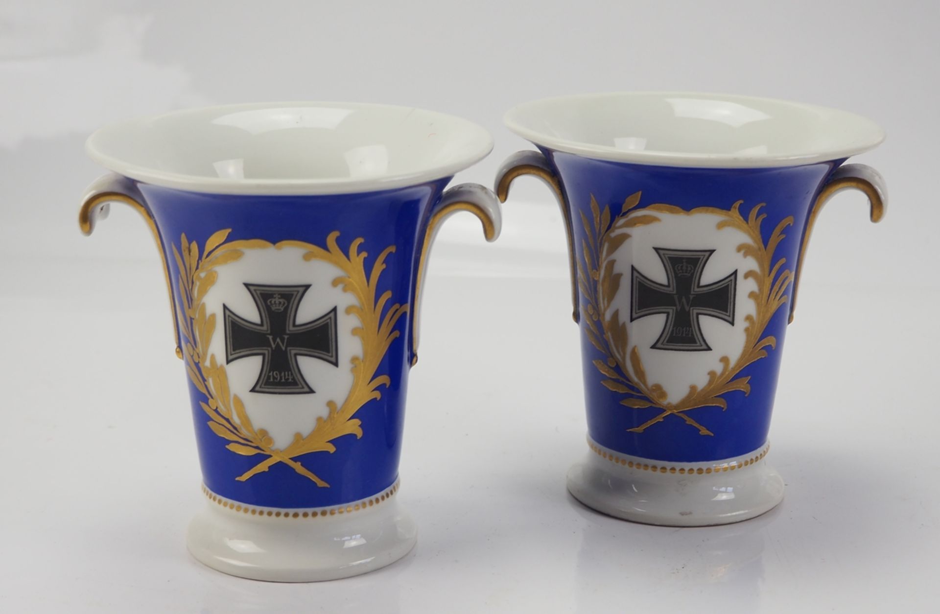KPM: Kobaltblaues Vasenpaar mit Eisernem Kreuz. - Bild 2 aus 4