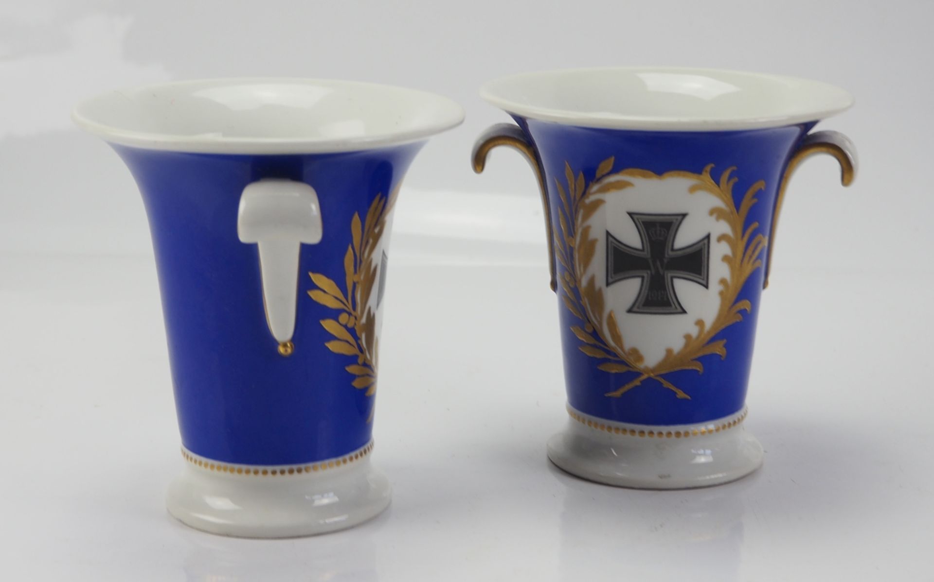 KPM: Kobaltblaues Vasenpaar mit Eisernem Kreuz. - Bild 3 aus 4