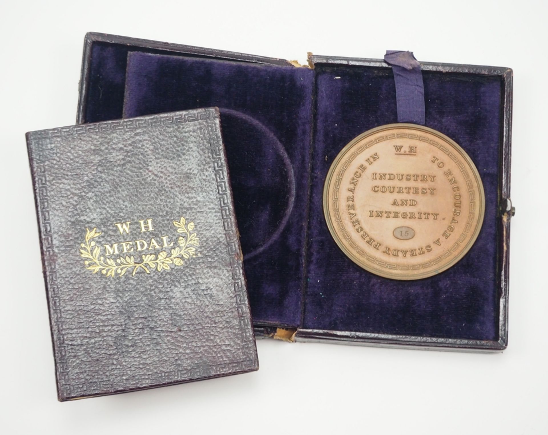 Großbritainnien: WH Medaille, im Etui mit Buch.