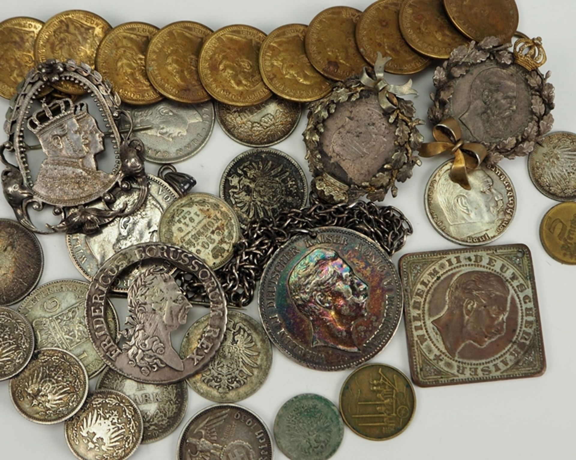 Lot Münzen, Münzschmuck u. Münzbroschen.