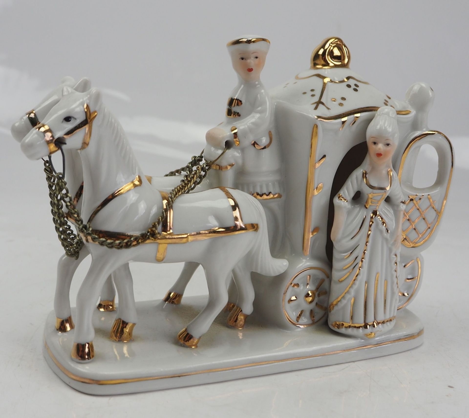 Porzellanfigur ‚Königliche Kutsche mit Pferdegespann‘.