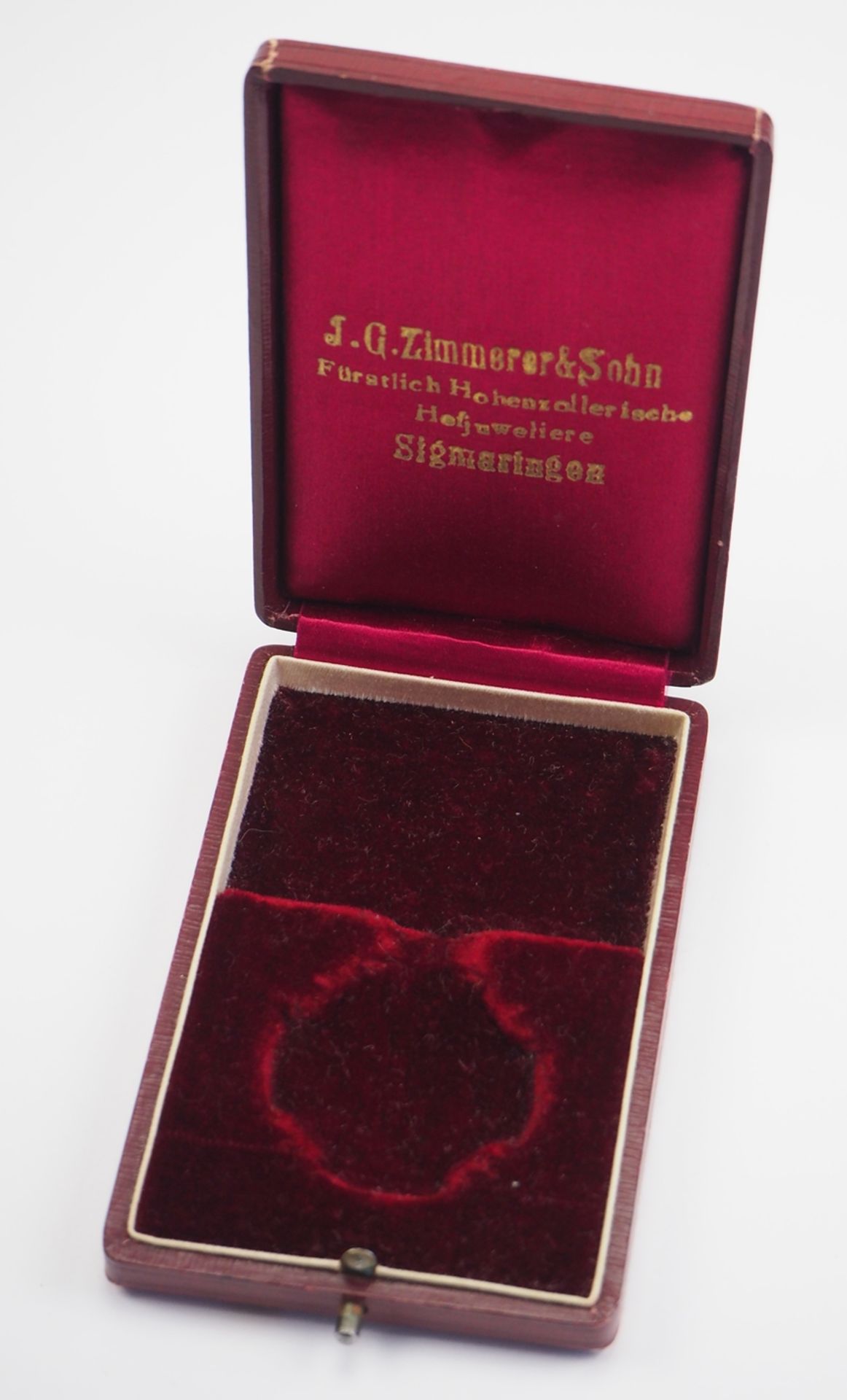 Hohenzollern: Fürstlich Hohenzollernscher Hausorden, Ehrenkreuz 3. Klasse mit Schwertern Etui. - Image 2 of 2