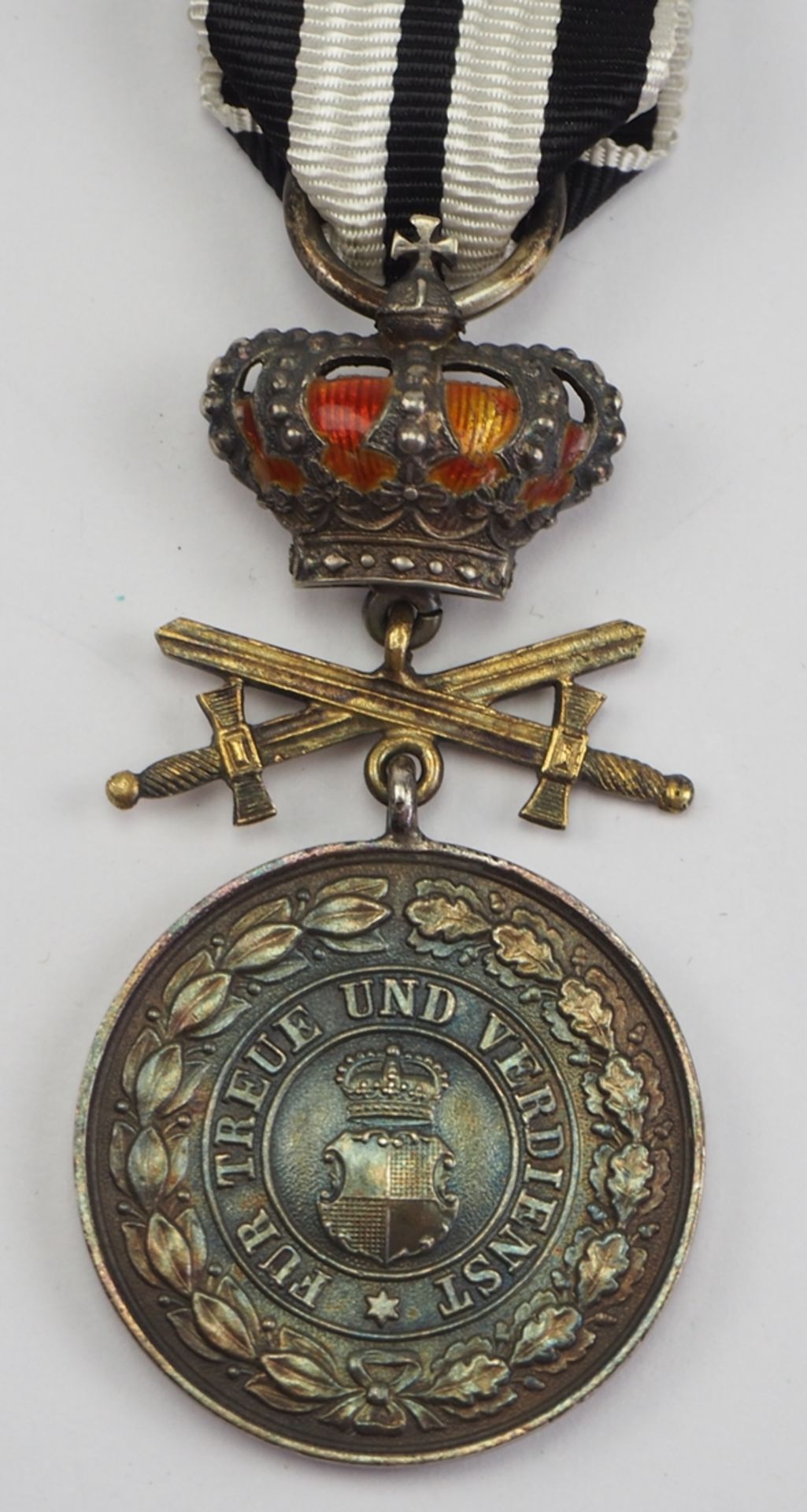 Hohenzollern: Fürstlich Hohenzollernscher Hausorden, Silberne Ehrenmedaille mit Krone und Schwerter - Image 2 of 3