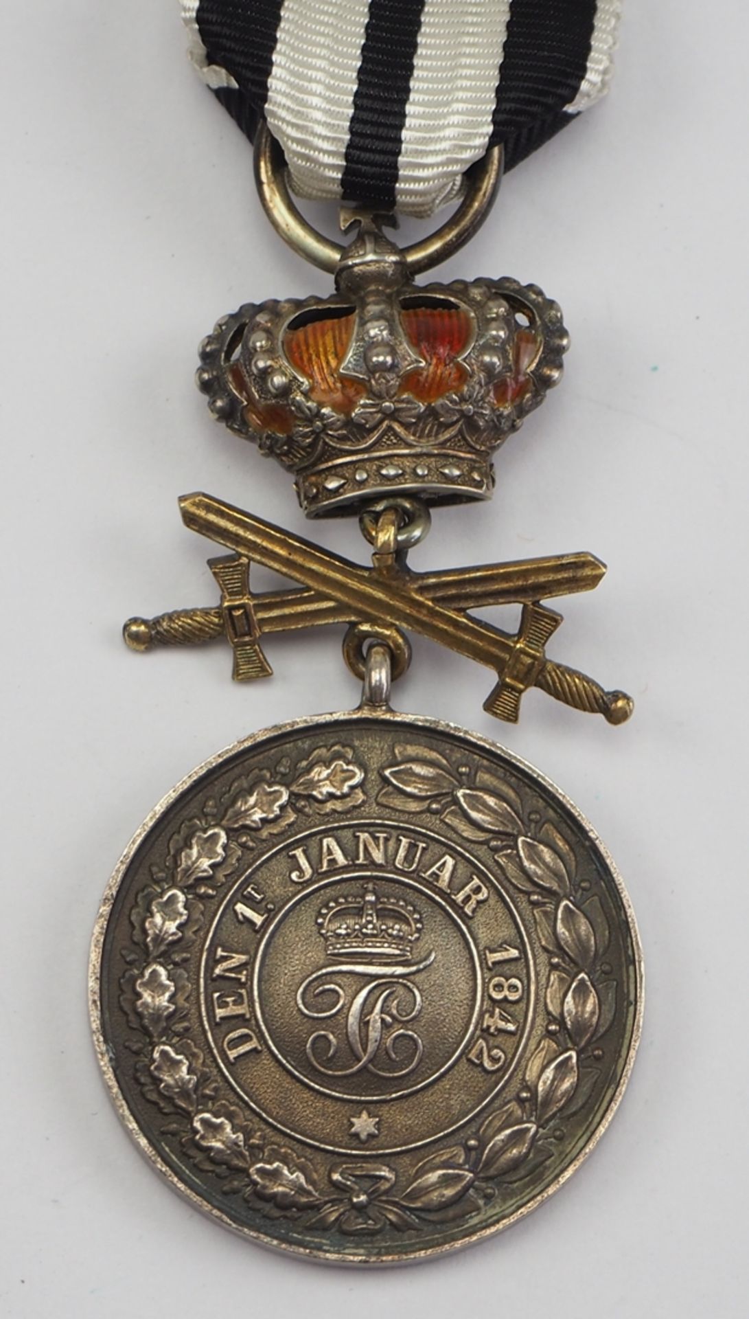 Hohenzollern: Fürstlich Hohenzollernscher Hausorden, Silberne Ehrenmedaille mit Krone und Schwerter - Image 3 of 3