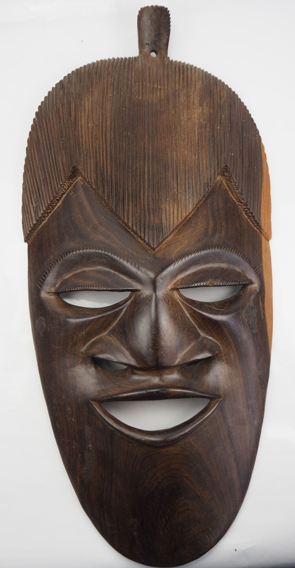 Holzmaske im afrikanischen Stil.
