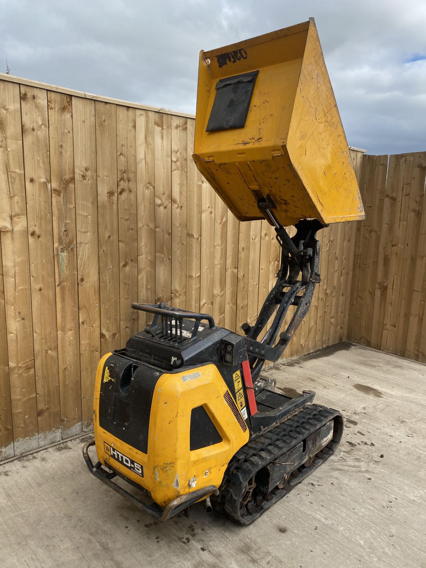 2015 JCB HTD05 high tip diesel tracked dumper * Direct GAP Hire* - Image 6 of 7