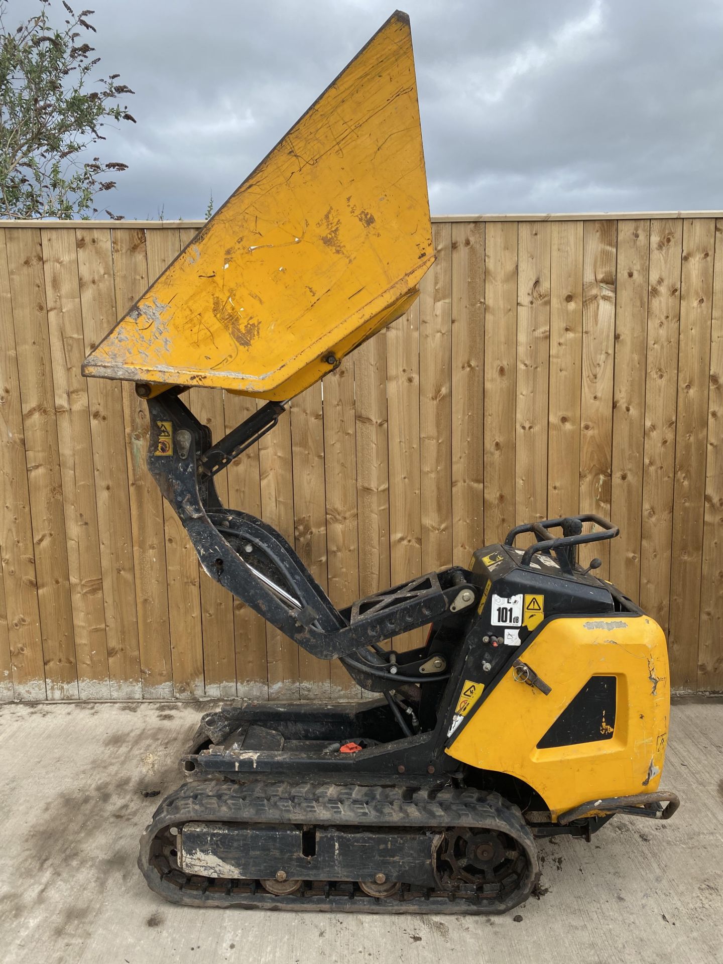 2015 JCB HTD05 high tip diesel tracked dumper * Direct GAP Hire* - Image 5 of 7