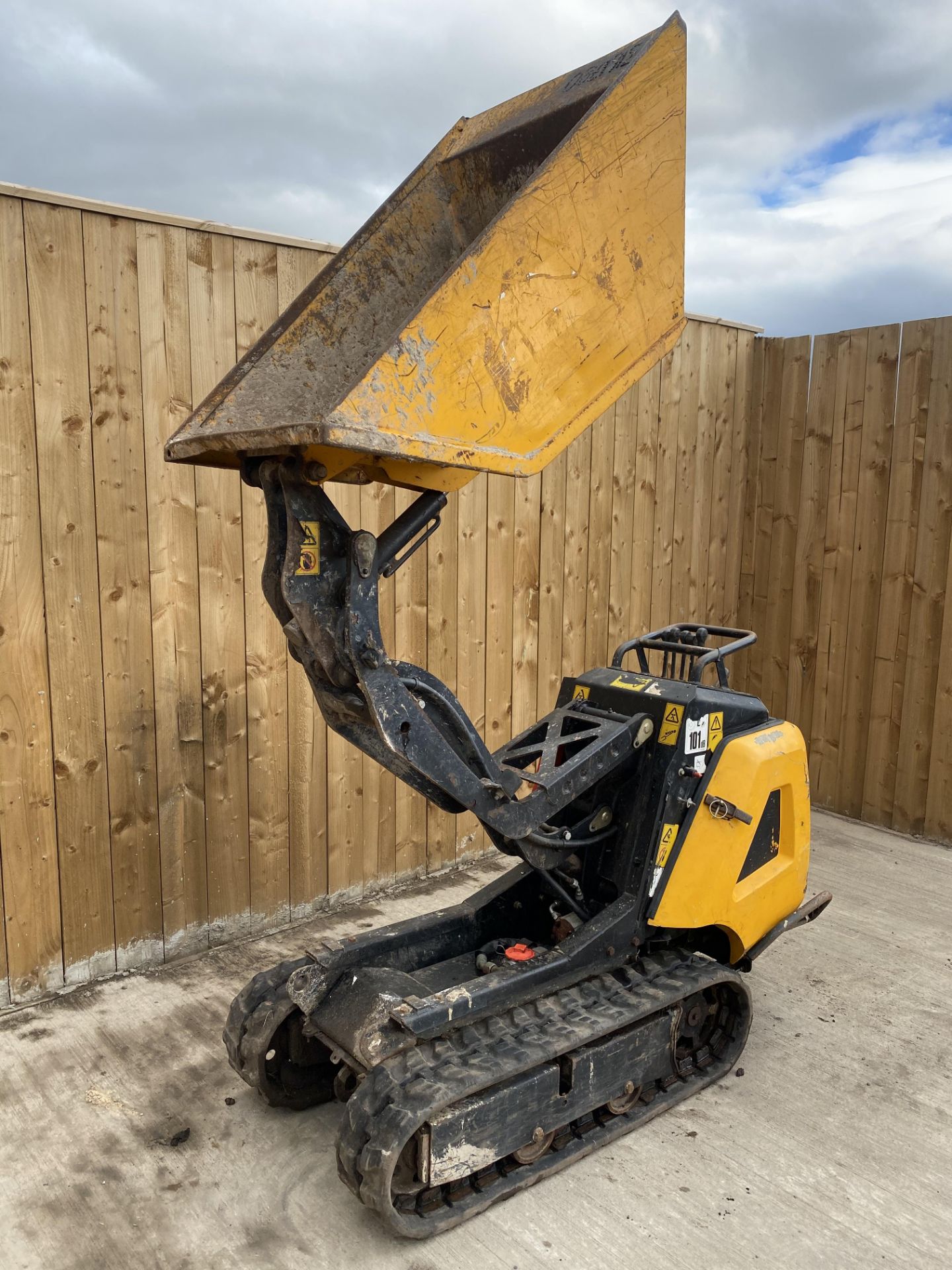 2015 JCB HTD05 high tip diesel tracked dumper * Direct GAP Hire* - Image 4 of 7