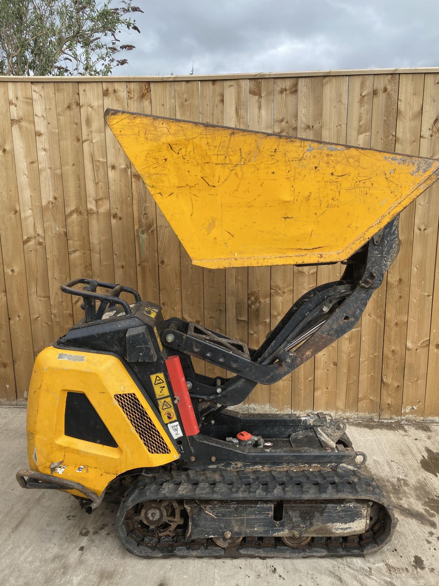 2015 JCB HTD05 high tip diesel tracked dumper * Direct GAP Hire* - Image 2 of 7