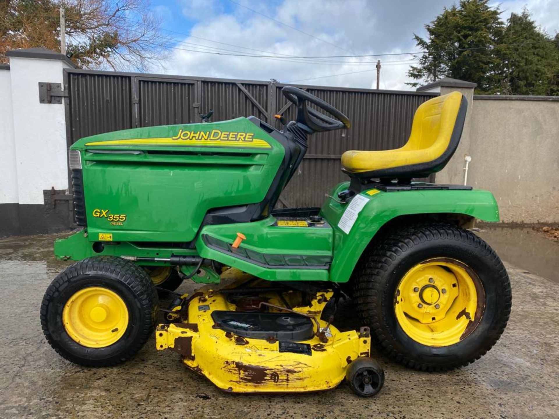 JOHN DEERE GX355 DIESEL RIDE ON MOWER.LOCATION N IRELAND. - Image 5 of 5