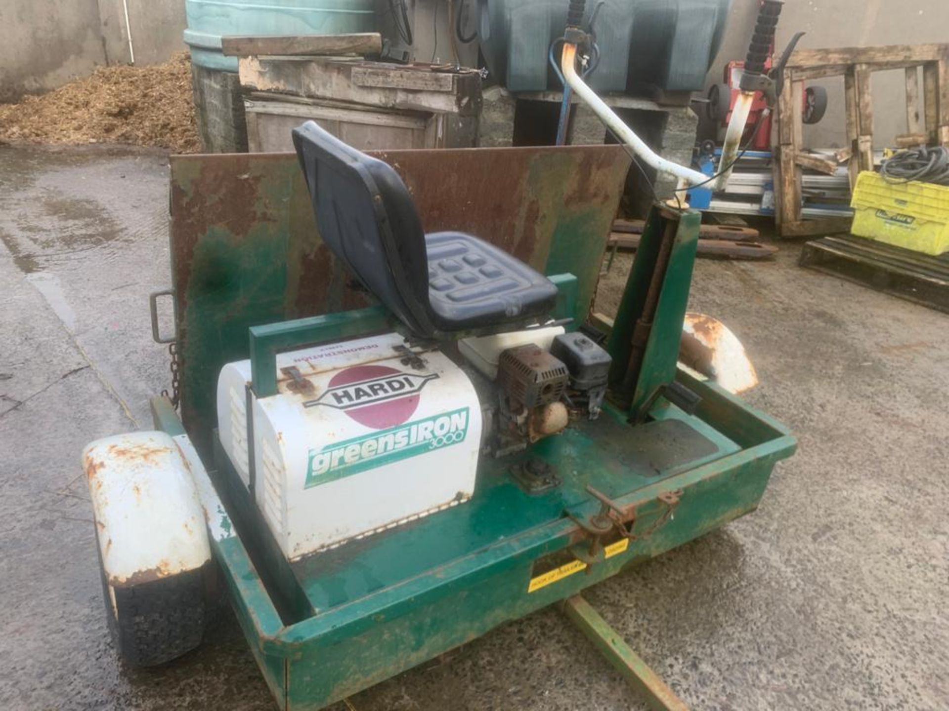 GREENS IRON 3000 RIDE ON PETROL ROLLER IN TRAILER. LOCATION N IRELAND - Image 4 of 6