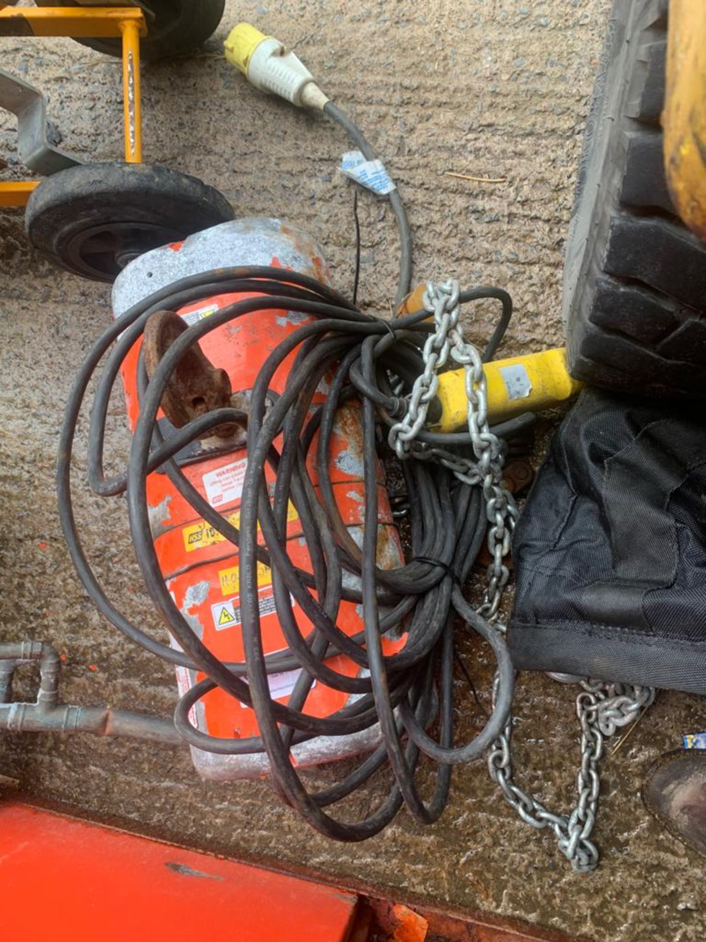 CM LODESTAR 1/2 TONNE ELETRIC CHAIN HOIST 110V. LOCATION N IRELAND