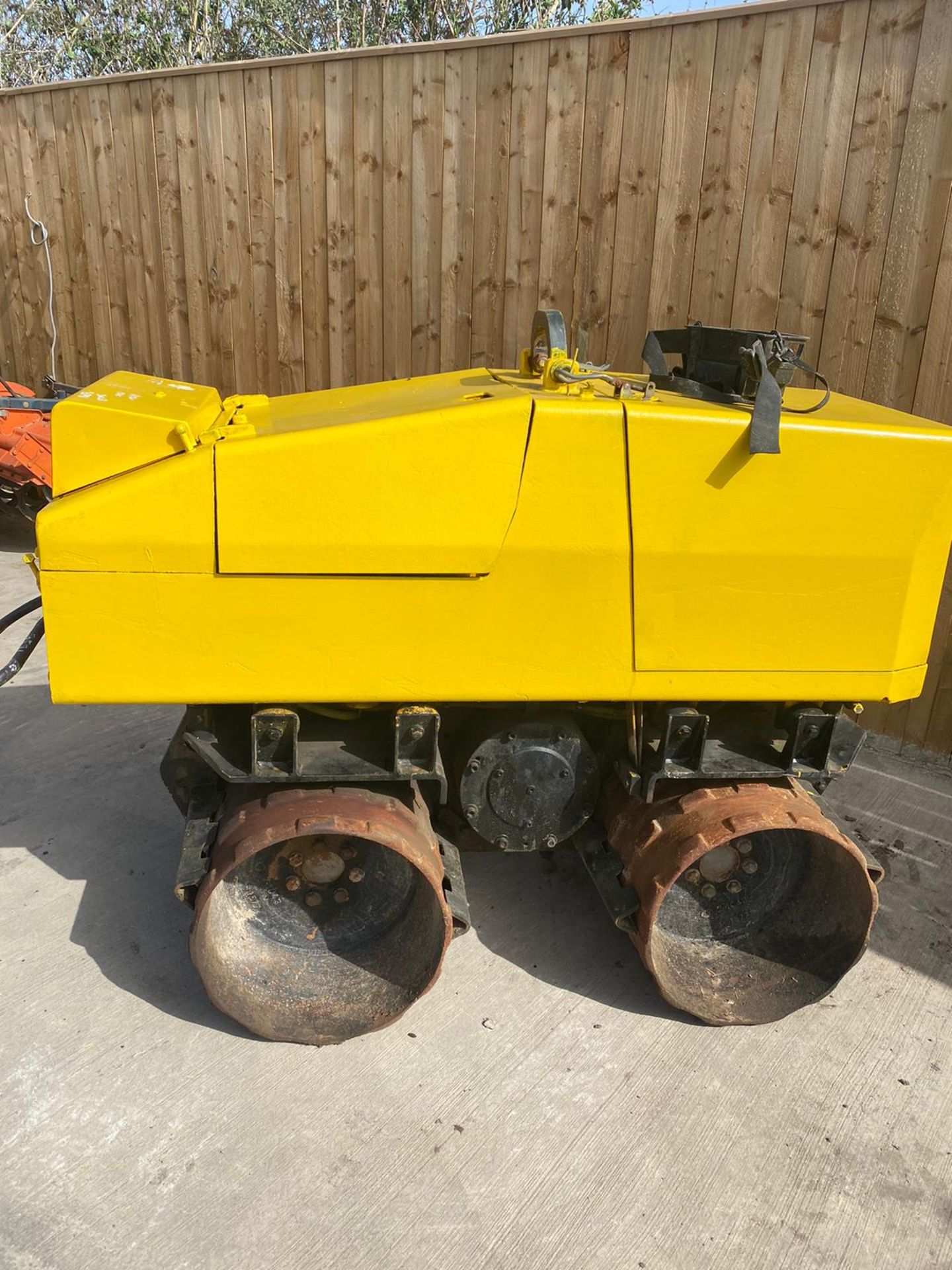 JCB VIBROMAX REMOTE CONTROL TRENCH ROLLER LOCATION CO DURHAM