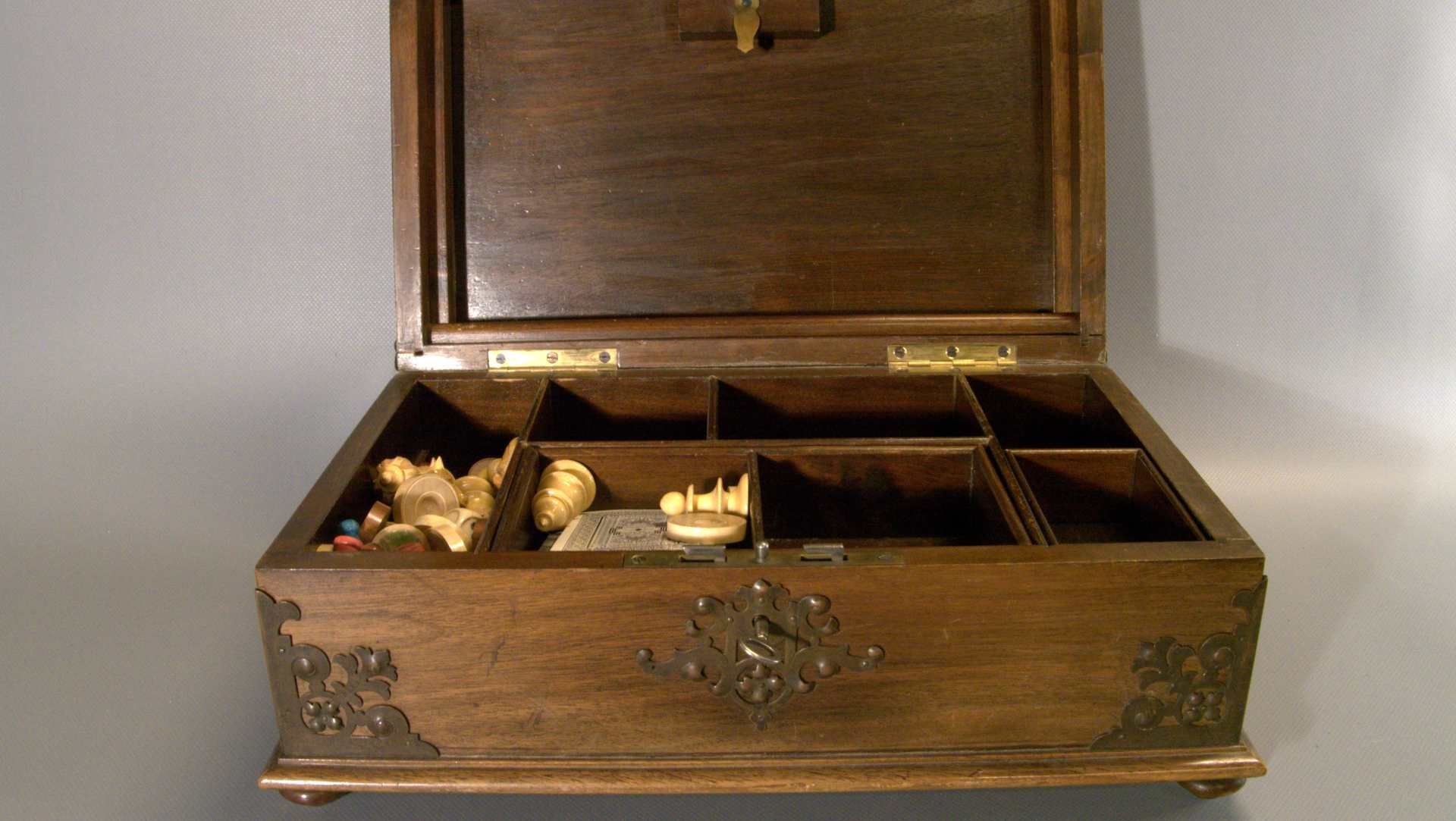 Holzkasten mit verschiedenen Spielen (Schach, Mühle, etc.) Metallbeschläge, mit Schlüssel, - Image 2 of 3