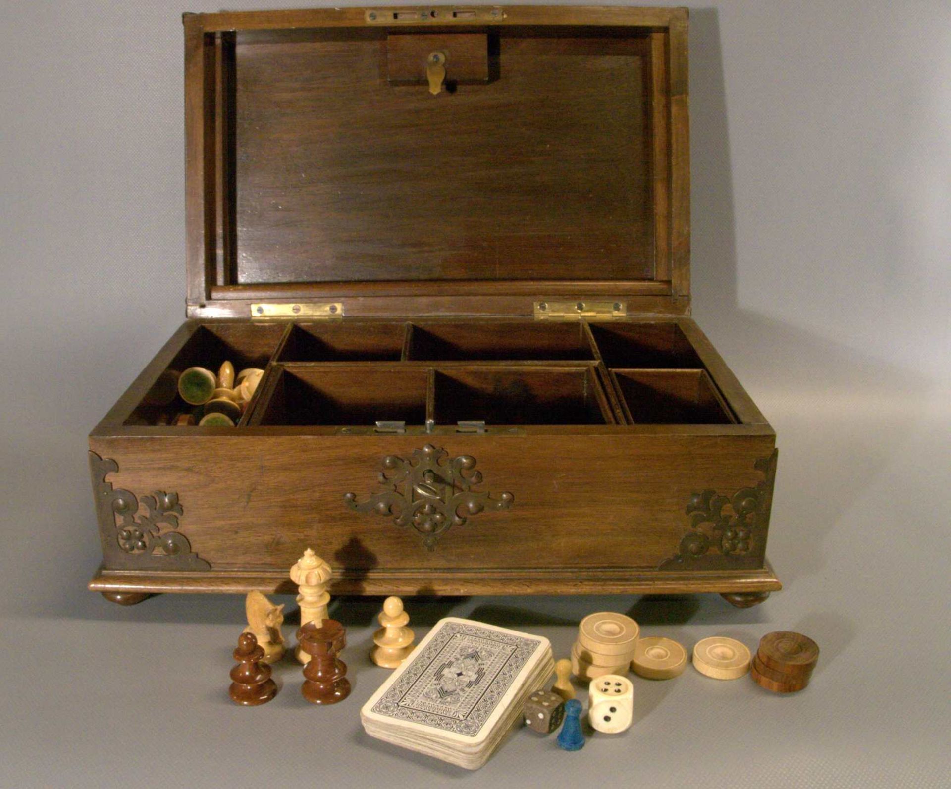 Holzkasten mit verschiedenen Spielen (Schach, Mühle, etc.) Metallbeschläge, mit Schlüssel, - Image 3 of 3