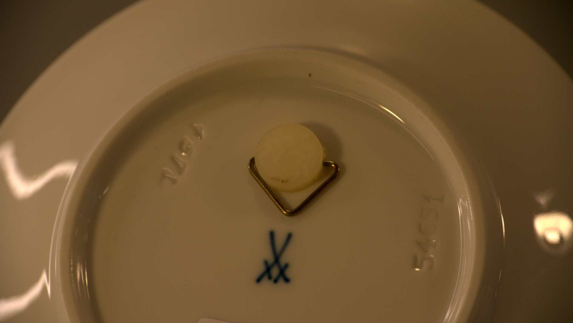 Kleines Milchkännchen und Unterteller, Meissenverschieden polychrom bemalt, Gold/Silb - Image 2 of 3