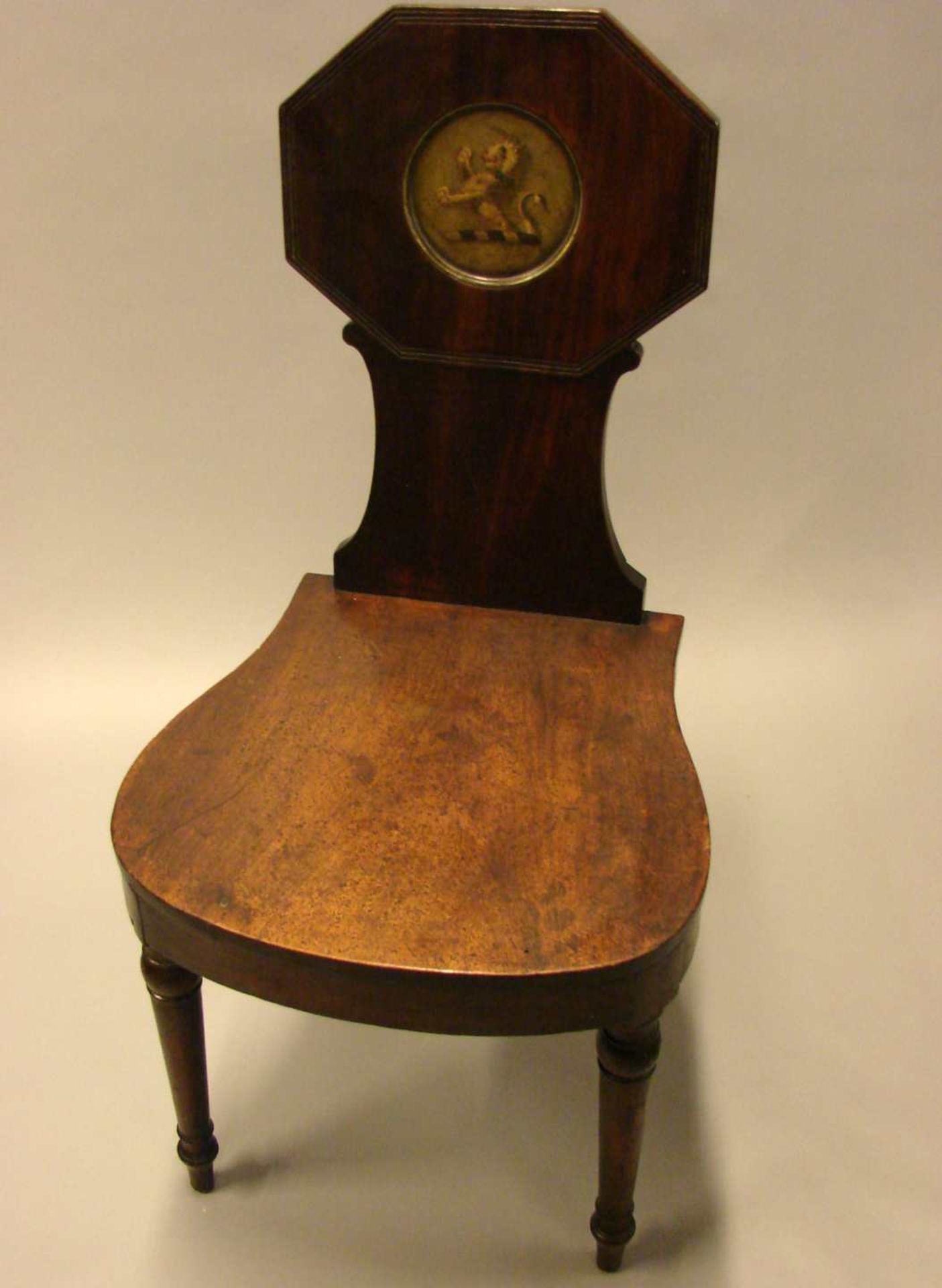 Stuhl, Holz, Löwenkopfabbildung, H.ca. 91 cm, neuzeitlich