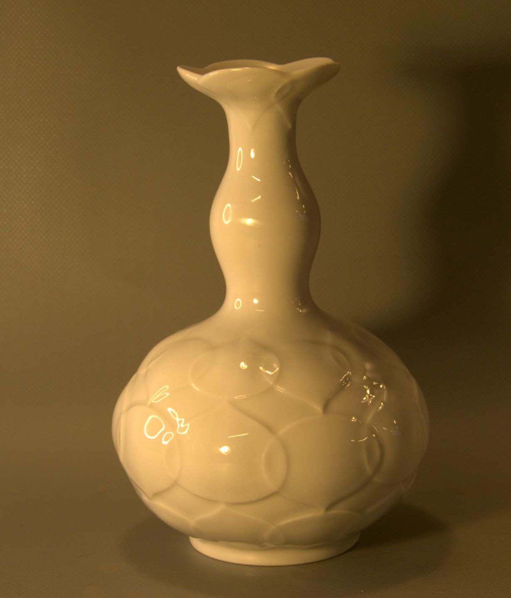 Vase, Meissen, rein weiss mit Blütenreliefohne Schleifstriche, Höhe ca. 20 cm