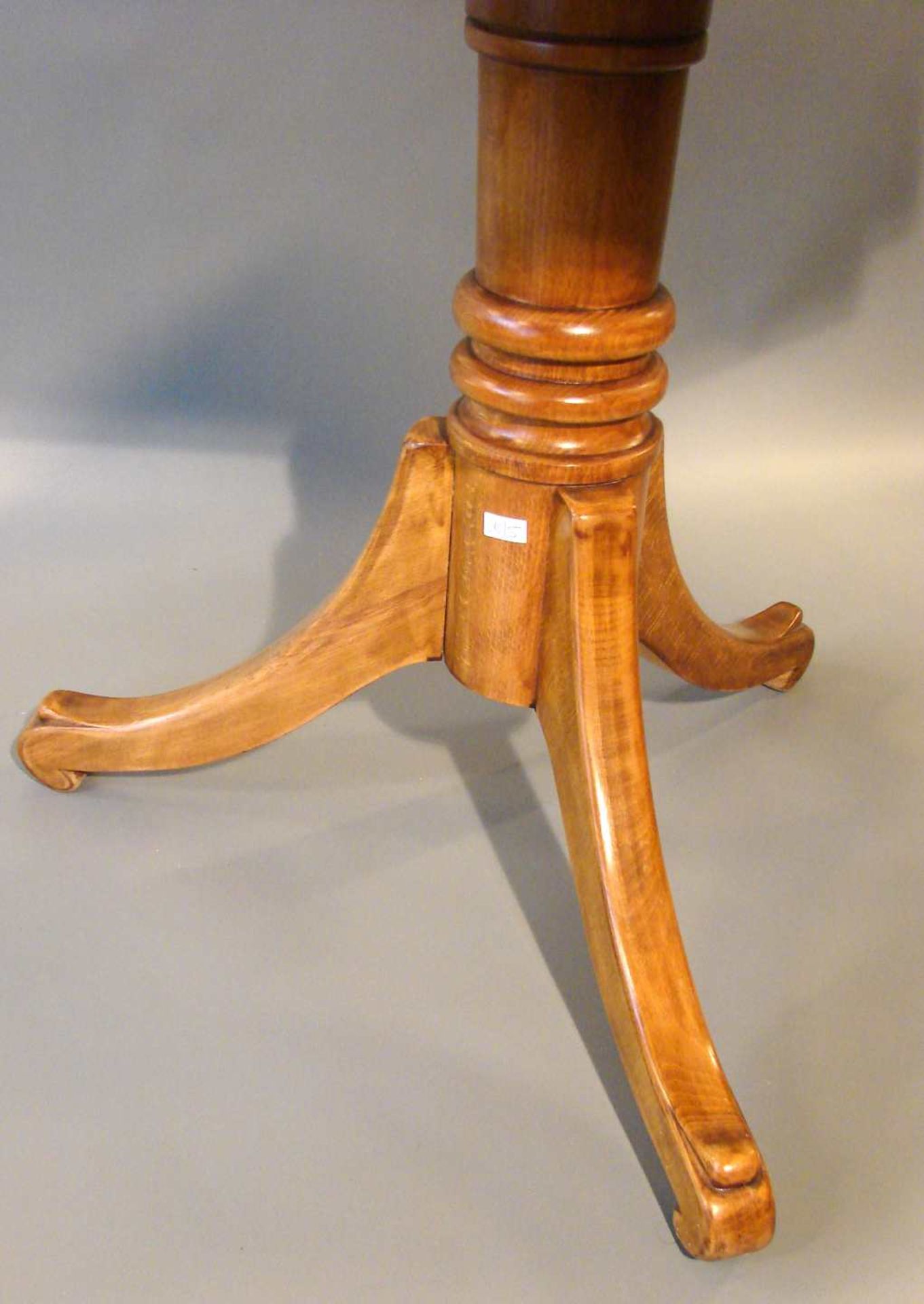Kleiner Tisch, achteckig, intarsiert, 3 Beine, Kirschbaumca. H. 67, Dm. 73 cm - Bild 2 aus 3