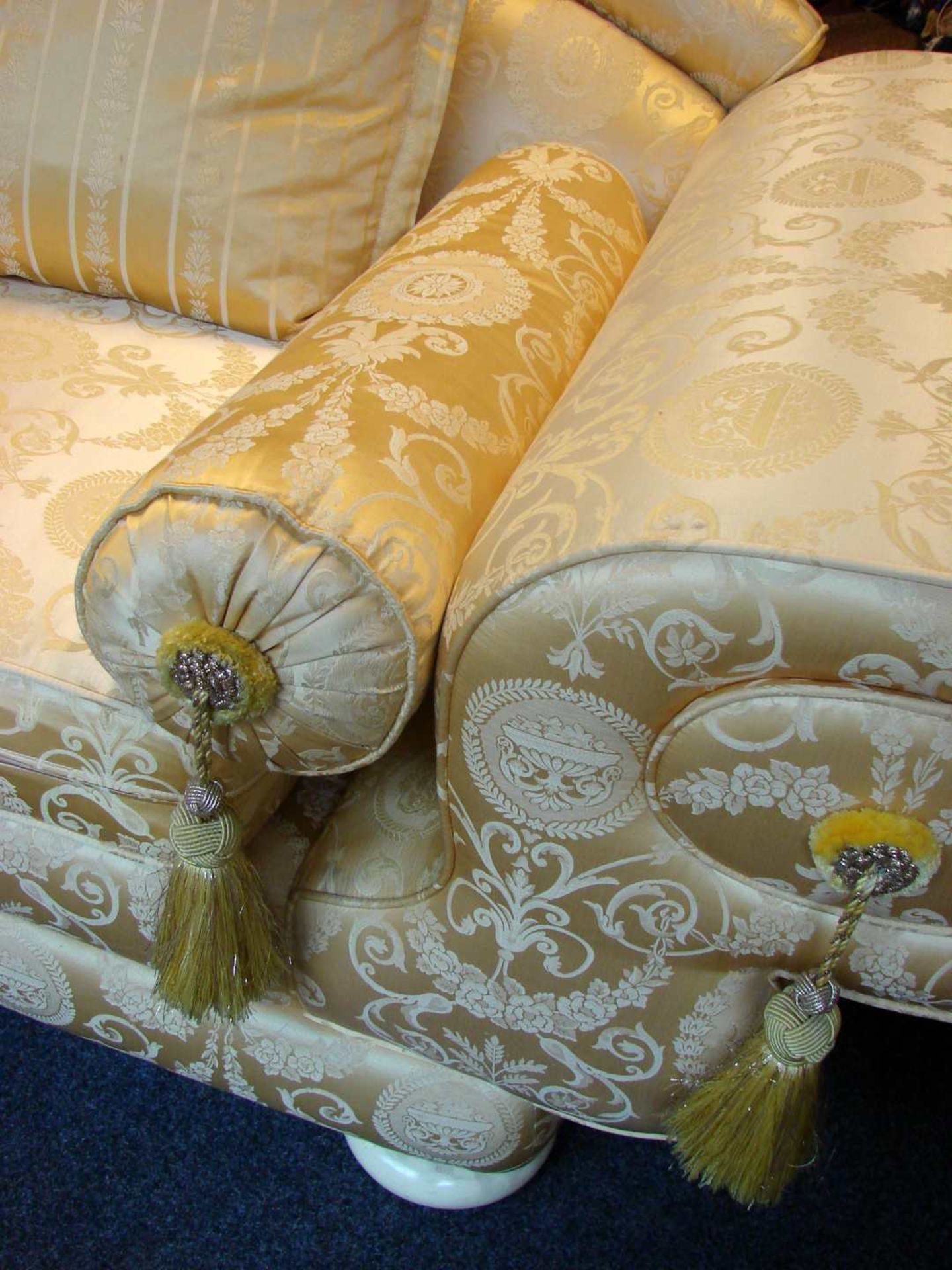 Sofa mit Fusshocker, Einsitzer, neuzeitlichseitliche Kissen, Versace-Stoff bezogen, La - Bild 3 aus 4