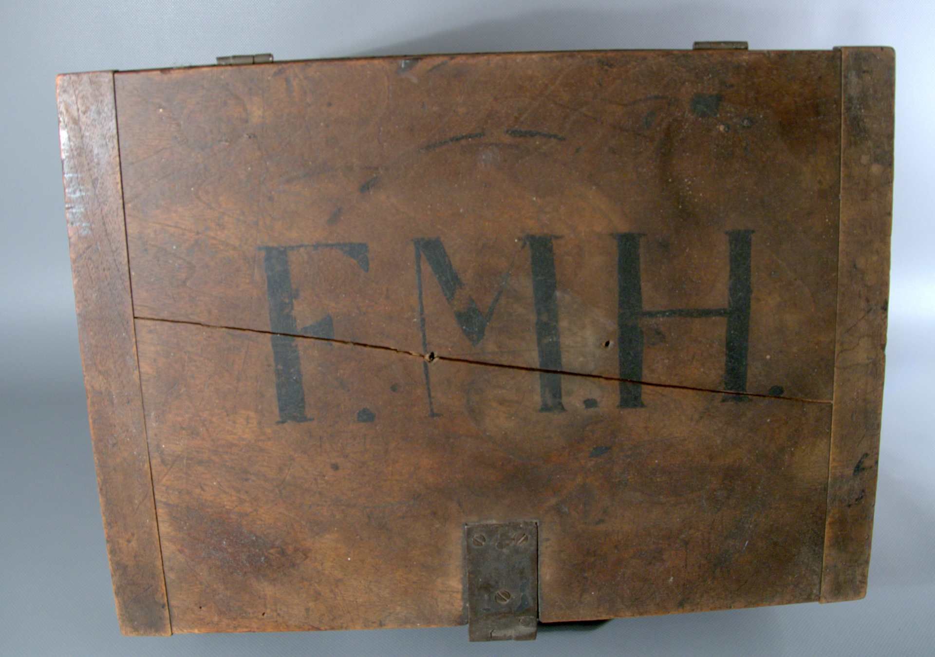 Holz-Kiste mit Initialen F.M.H.Metallbeschläge, ca. 31 x 40 x 28 cm - Bild 2 aus 2