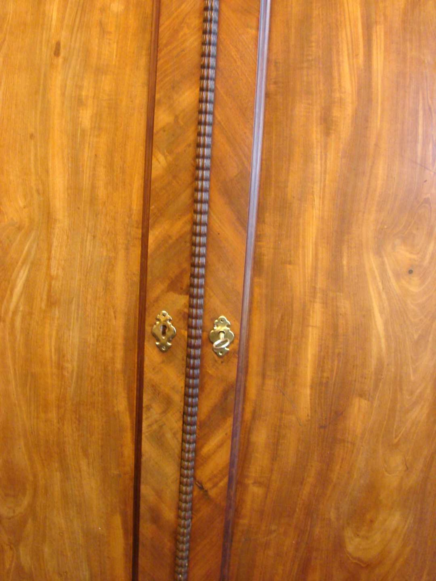 Schrank, Spätbiedermeier, 2. Hälfte 19. Jhd.Mahagoni, Türen mit Brezelfüllung, kle - Bild 2 aus 2