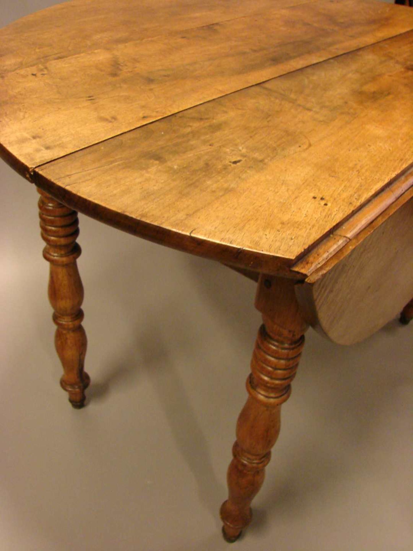 Gatelag, Tisch, Nussbaum/ Buche, Englandca. H. 69, B. 113, T. 52 + 2 x 30 cm - Bild 2 aus 2