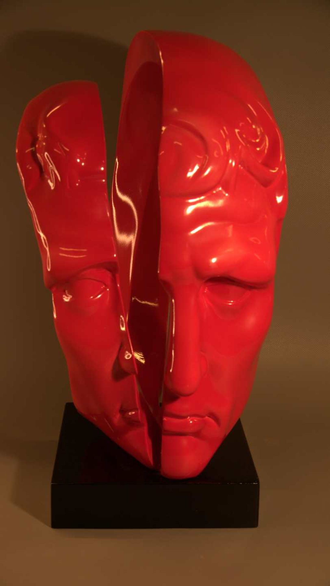 MARTIN KLEIN, Fieberglasskulptur, "Gespaltene Persönlichkeit/Jekyll und Hyde"auf Sock