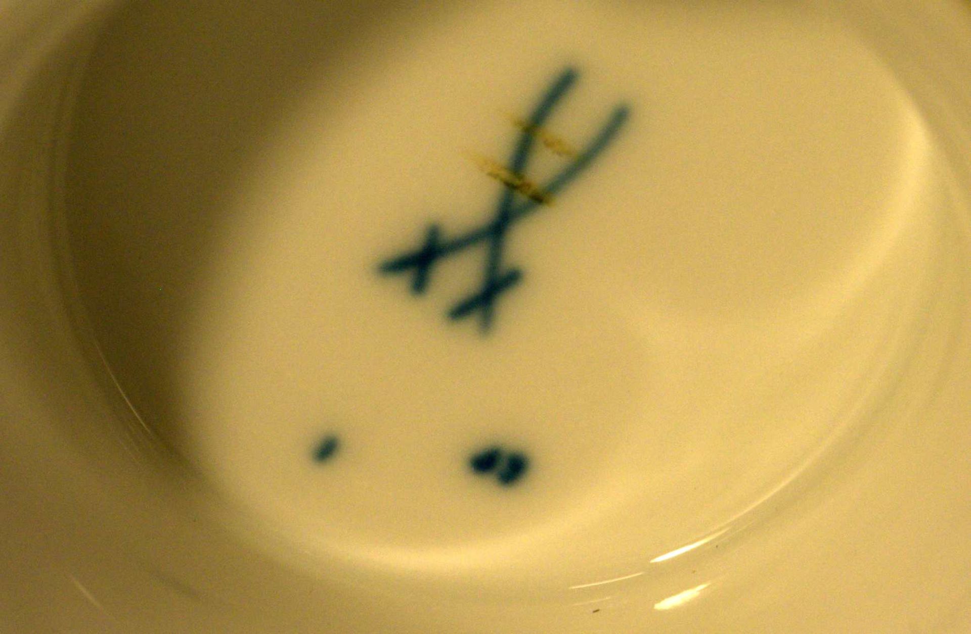 Deckeldose, Meissen, 2 Schleifstriche, GolddekorH. ca. 17, Dm. 13 cm, guter Zustand - Bild 2 aus 2