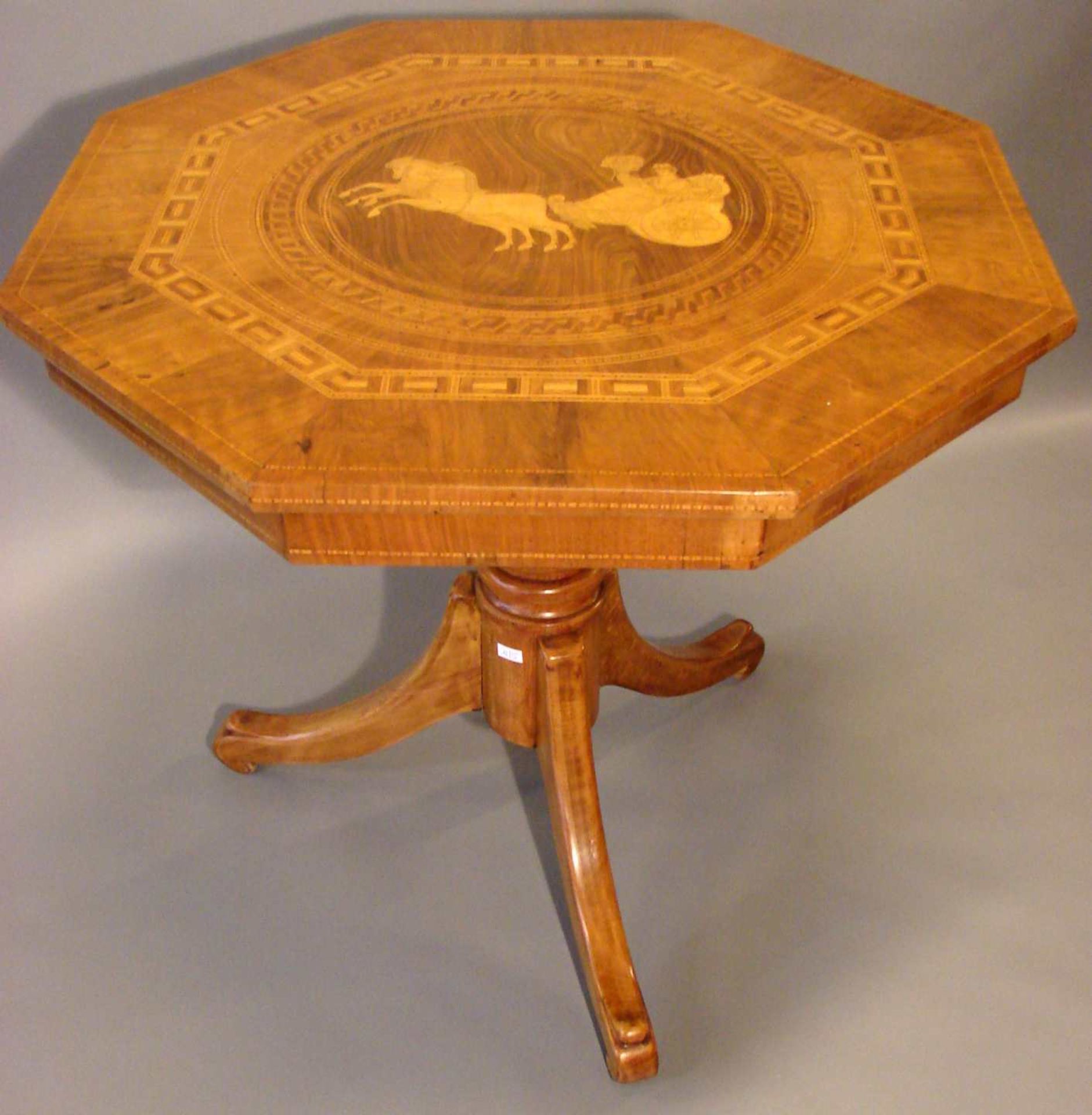 Kleiner Tisch, achteckig, intarsiert, 3 Beine, Kirschbaumca. H. 67, Dm. 73 cm