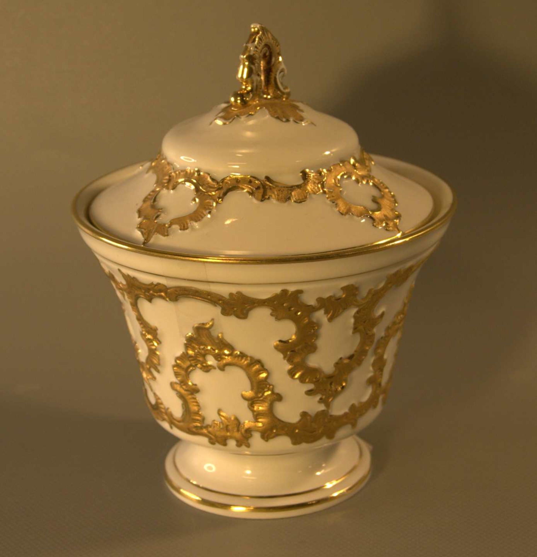 Deckeldose, Meissen, 2 Schleifstriche, GolddekorH. ca. 17, Dm. 13 cm, guter Zustand