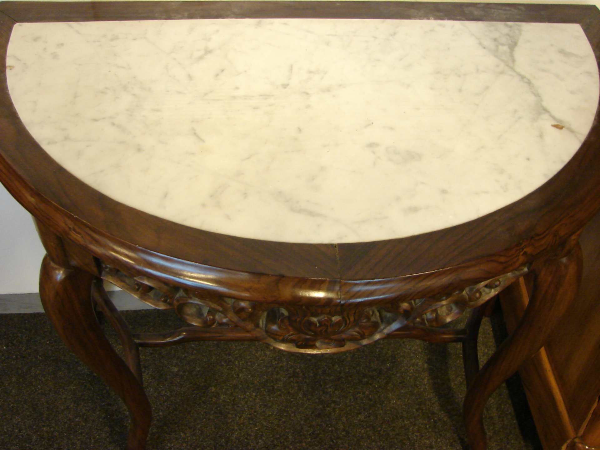 Tisch, halbrund, Palisander, MarmorplatteVerzierungen am unteren Rand, ca. H. 70, B. 8 - Bild 2 aus 2
