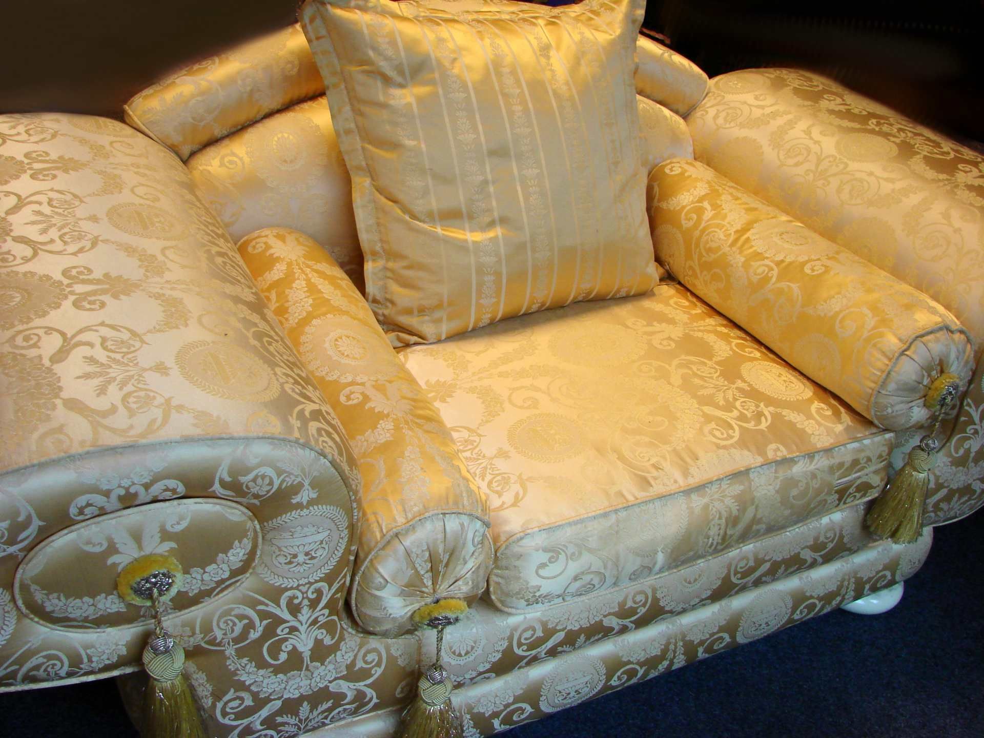 Sofa mit Fusshocker, Einsitzer, neuzeitlichseitliche Kissen, Versace-Stoff bezogen, La