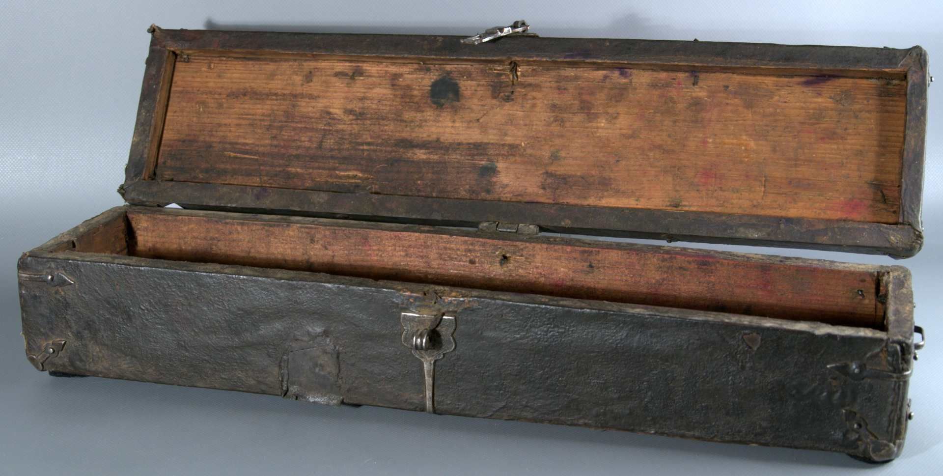 Kiste (alte Waffenaufbewahrungsbox), ölgetränktes Leder,mit Beschlägen, H. ca. 11, - Bild 2 aus 2