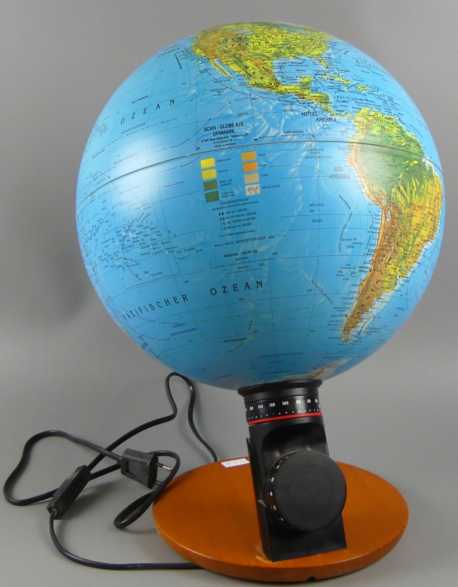 Globus, elektrifiziert, auf Holzfuß, H. ca. 40 cm, Funktion geprüft