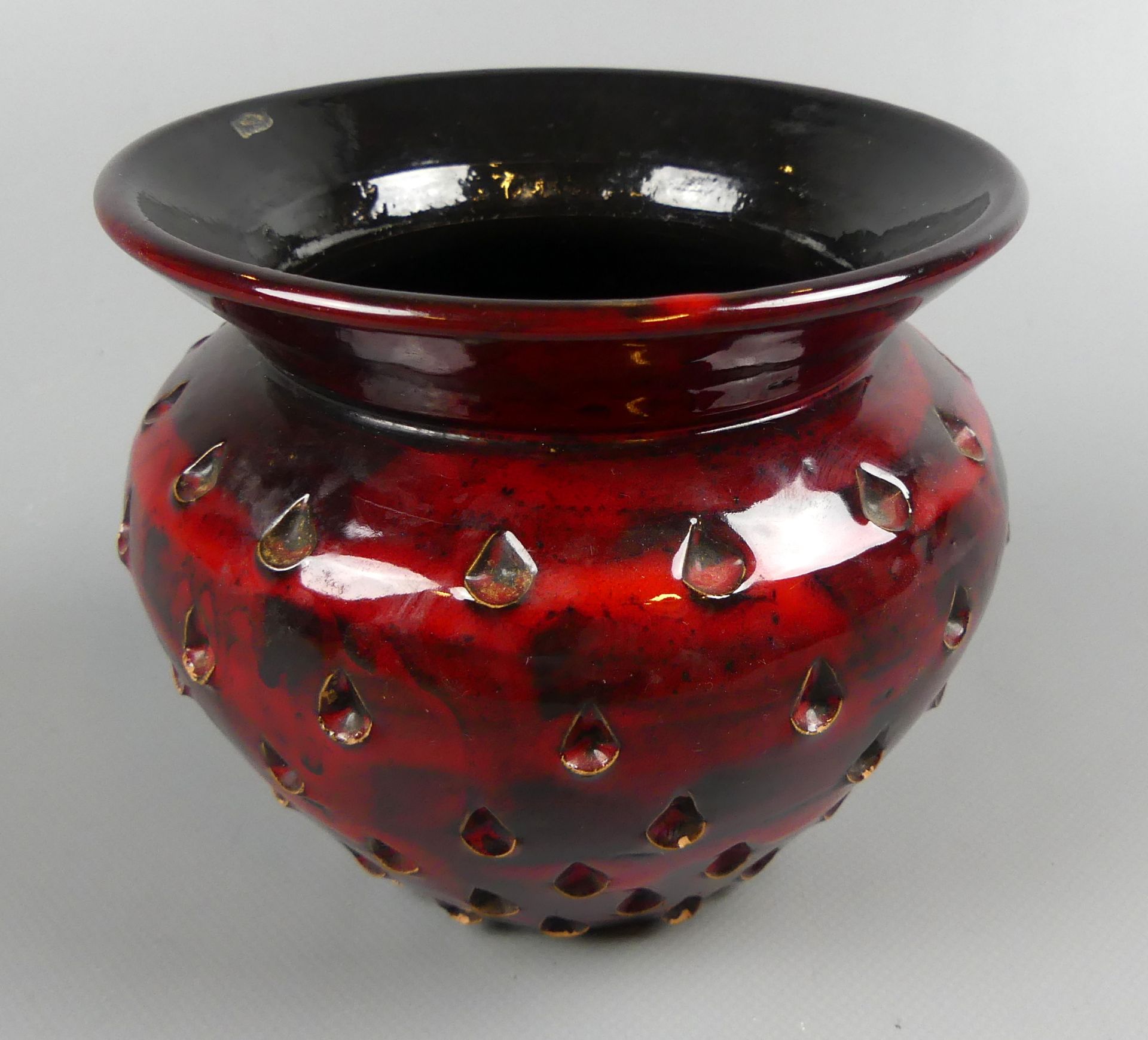 Vase, Keramik, schwarz/rot, 6/14, am Boden unles. Bez., H. ca. 12 cm