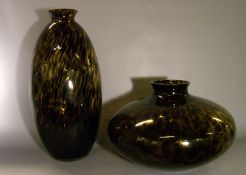 2 Vasen, bauchig/eiförmig, braunes, gemustertes Glas, H. 50/26, Dm. 40 cm