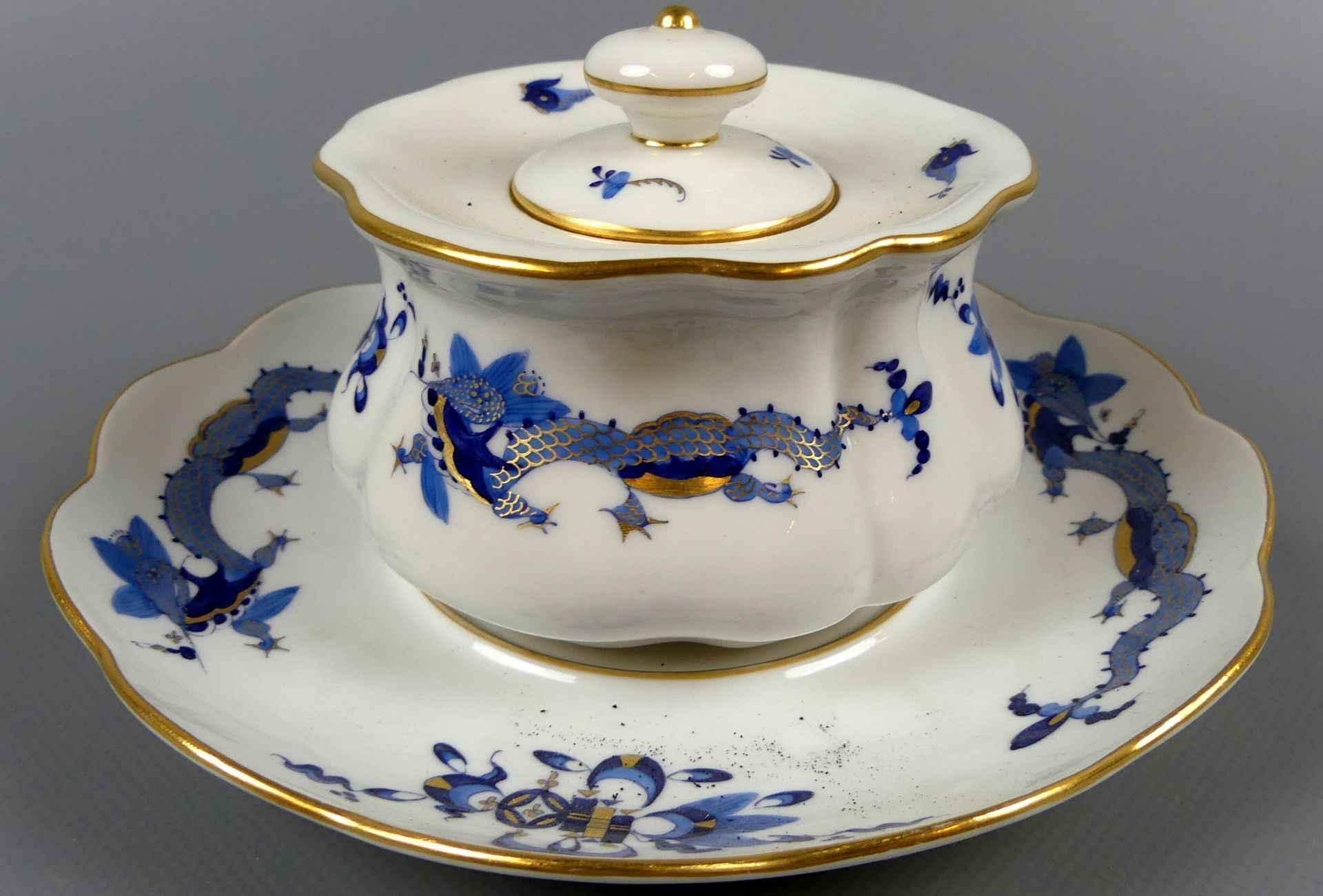 Duftgefäß mit Unterteller und Deckel, Meissen, blauer Drachendekor,